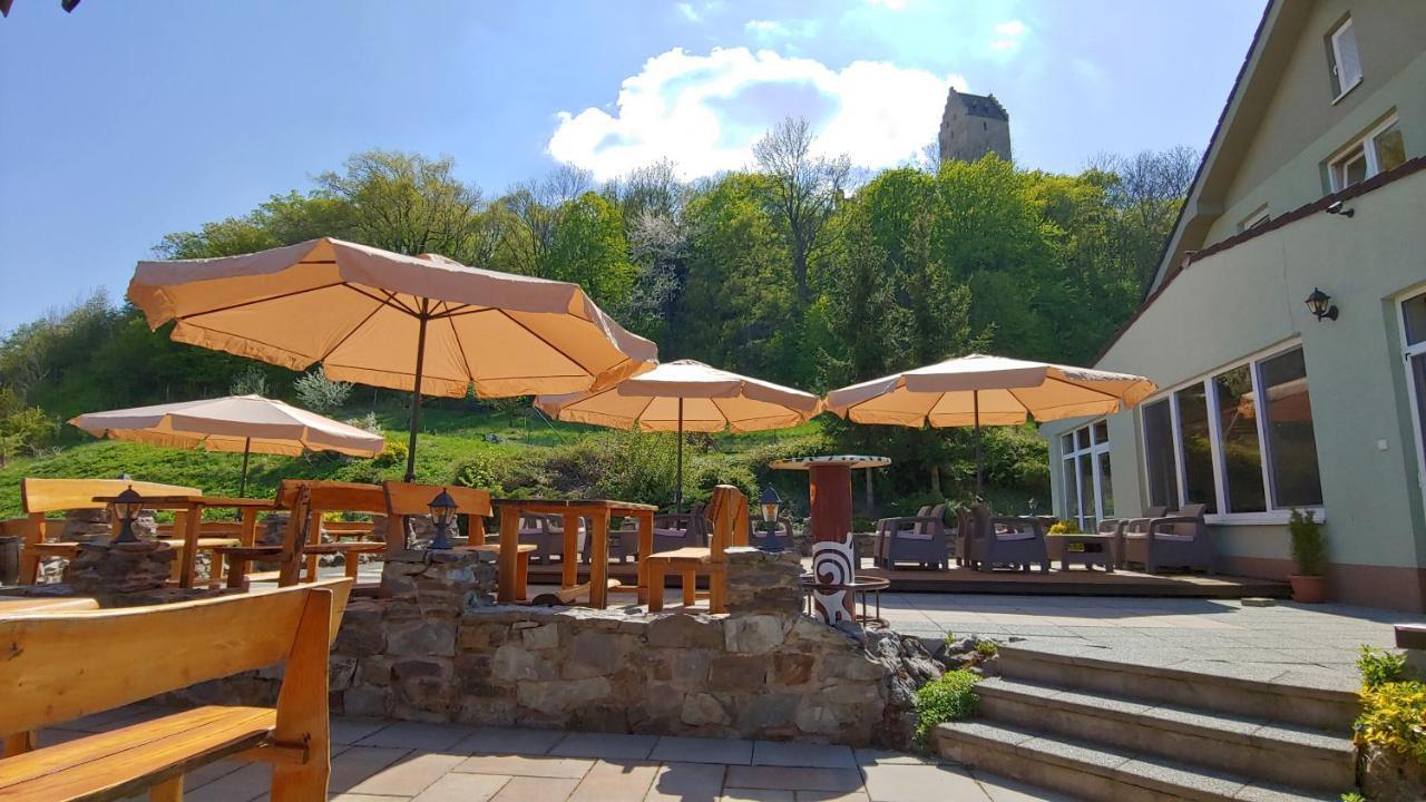Pod Hradom Restaurant&Pension Topoľčany Exterior foto